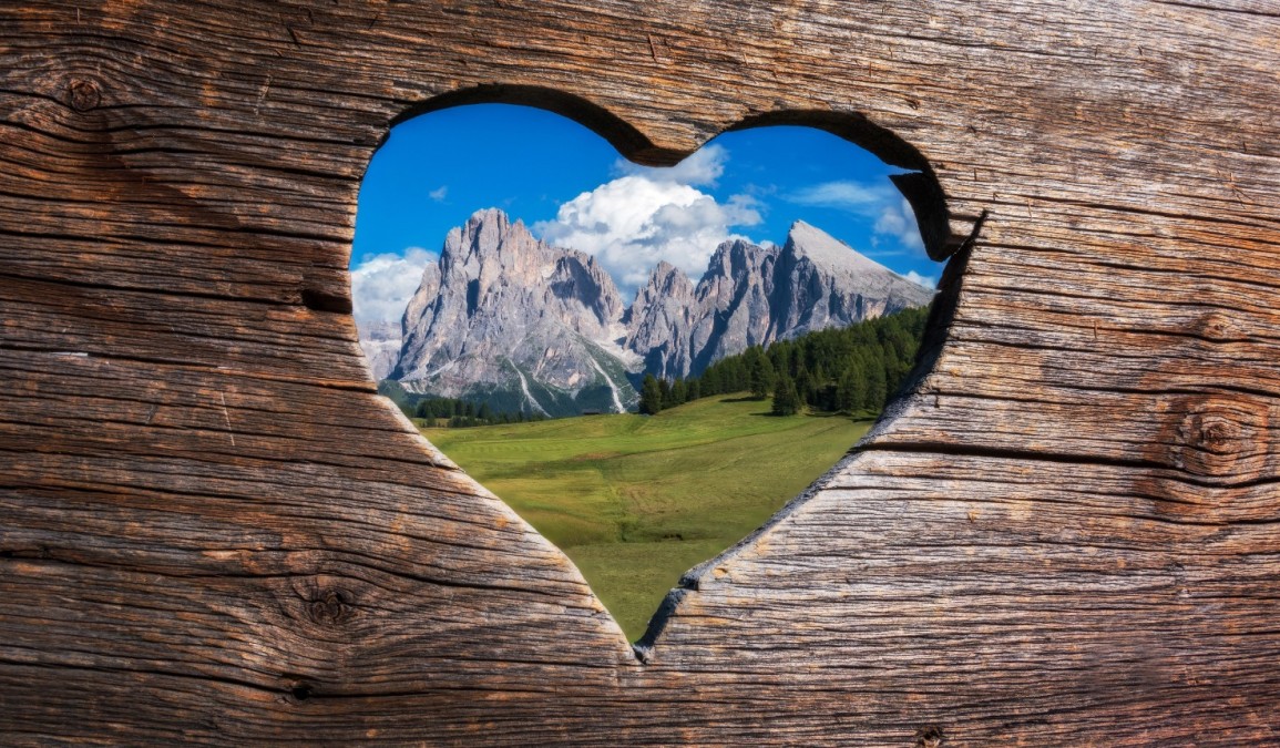 Alpesi hegyek, kristály tiszta tavak mentén 