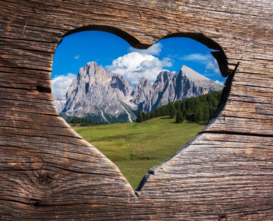 Alpesi hegyek, kristály tiszta tavak mentén 