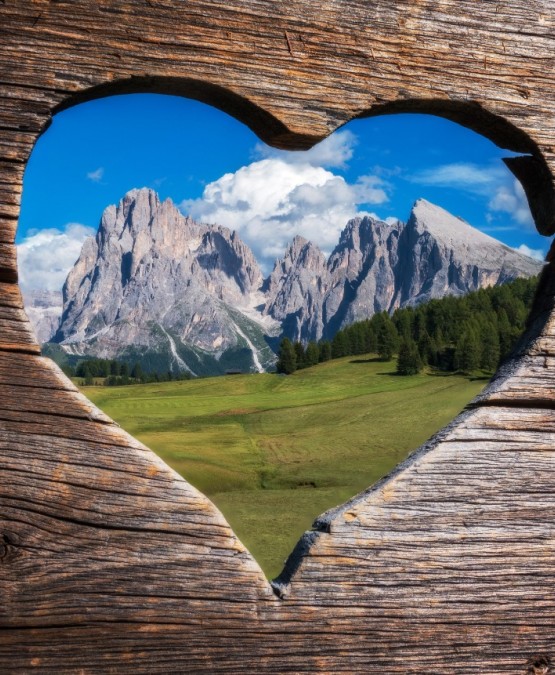 Alpesi hegyek, kristály tiszta tavak mentén 