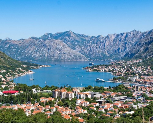 Montenegró Sajt ára